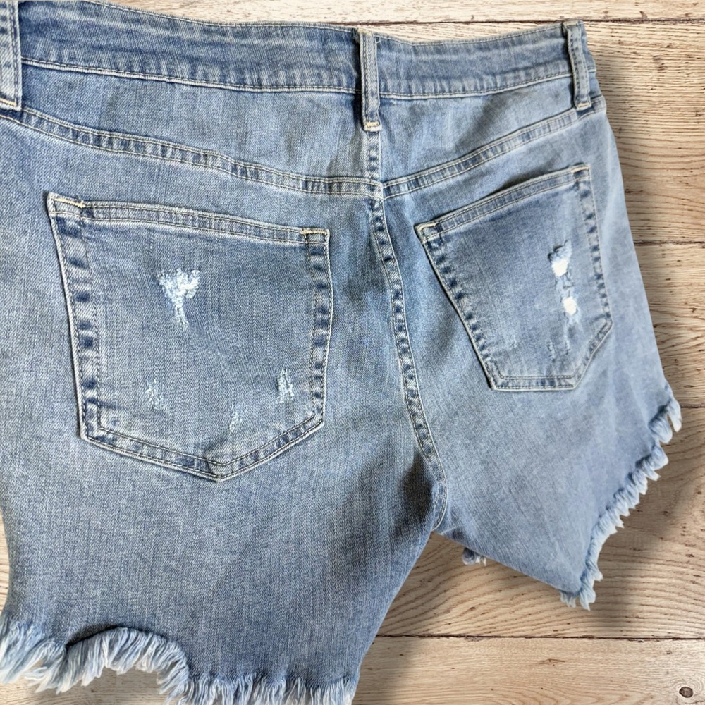 JBD Just Black Denim Distressed Frayed Hem Light Wash Denim Shorts NWT Size L - Picture 6 of 10